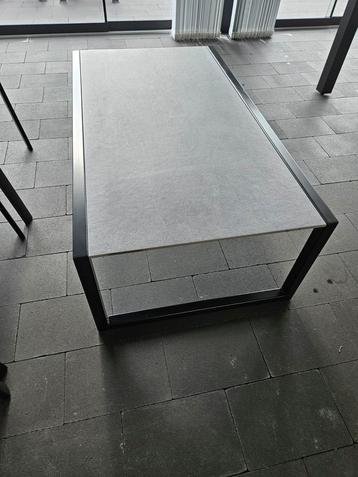 Design salontafel zwart met keramische tegel.