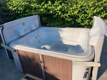 4 persoons jacuzzi  zeer zuinig  beschikbaar voor biedingen