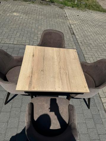 Tafel en stoel op maat gemaakt amper gebruikt 5 setjes beschikbaar voor biedingen