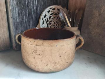 Mooie oude franse aardewerken (vuur) pot met oren beschikbaar voor biedingen