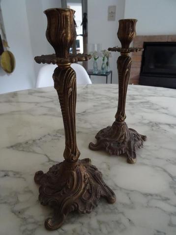 Paar 19e eeuwse bronzen kandelaars in Louis XV-stijl.  beschikbaar voor biedingen