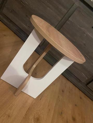 table d'appoint beschikbaar voor biedingen