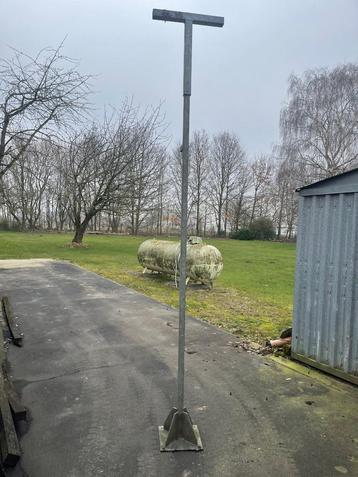 metalen staander op voet, verzinkt  beschikbaar voor biedingen