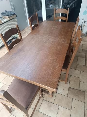 Grote stevige tafel  beschikbaar voor biedingen