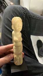 Ivoren beeldje op houten sokkel, Ophalen