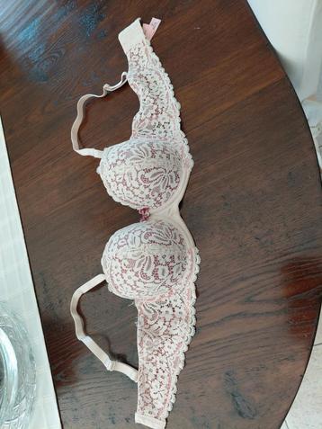 Nieuwe ecru kanten bh merk Hunkemoller UK36C of Eu 80C of Fr, Kleding | Dames, Ophalen of Verzenden, BH
