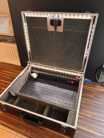 Oplaadkoffer met werkblad beschikbaar voor biedingen