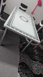 Tafel met stoelen, Enlèvement