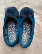 Chaussons -bleu foncé - veloers- avec pon-pon -taille 37, Vêtements | Femmes, Chaussures, Enlèvement ou Envoi, Comme neuf, Autres types