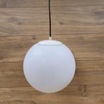 Vintage hanglamp witte bol van melkglas, jaren 60, Gebruikt, Design, Ophalen of Verzenden, Glas