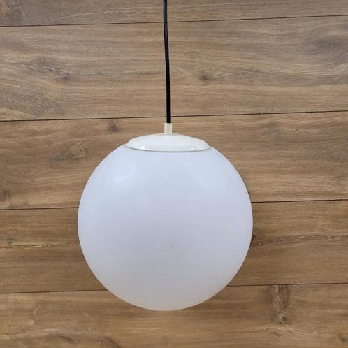 Vintage hanglamp witte bol van melkglas, jaren 60, Huis en Inrichting, Lampen | Hanglampen, Gebruikt, 75 cm of meer, Glas, Kunststof