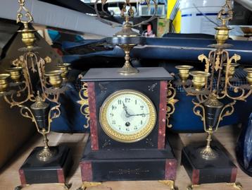 Tafelklok met kandelaars  beschikbaar voor biedingen