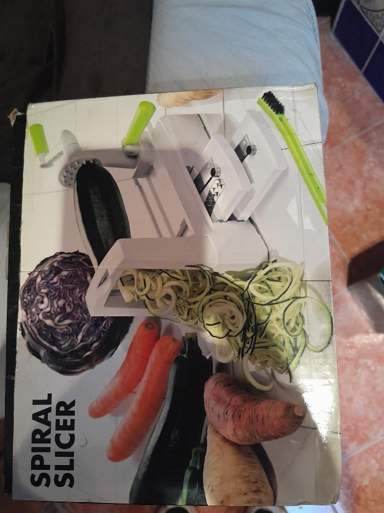 Spaveggi Spiral Slicer, Maison & Meubles, Cuisine | Ustensiles de cuisine, Enlèvement, Comme neuf