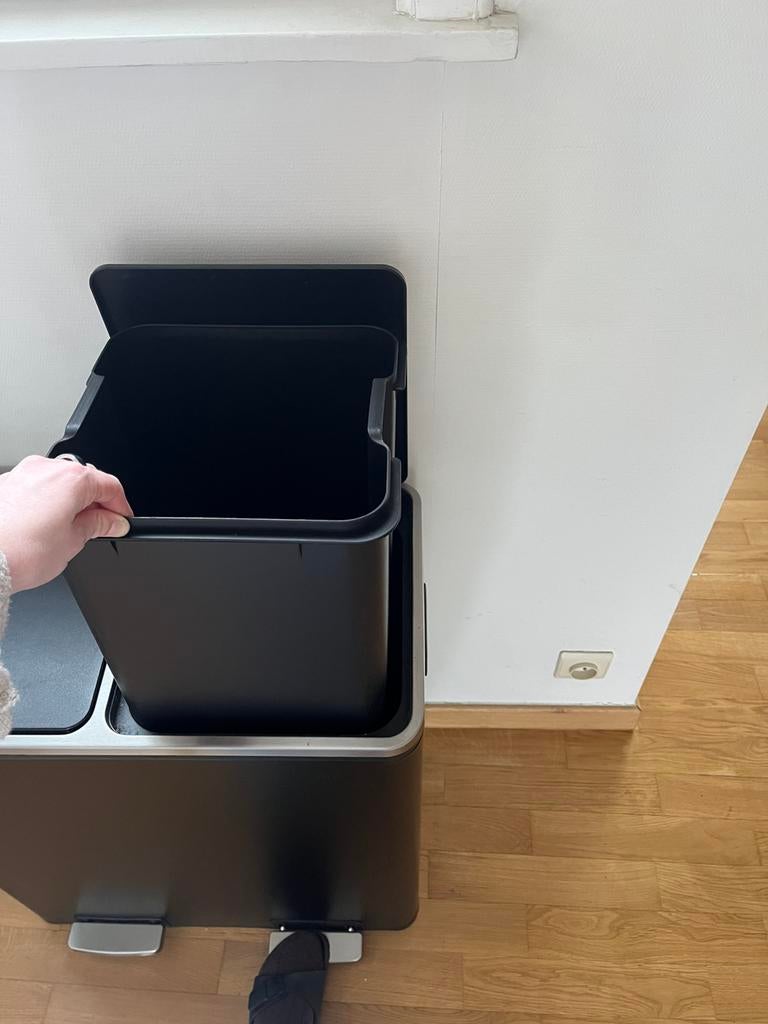 Poubelle 60L à 2 compartiments - pédale - noire moderne, Maison & Meubles, Enlèvement, Comme neuf, Inox, 50 à 75 cm