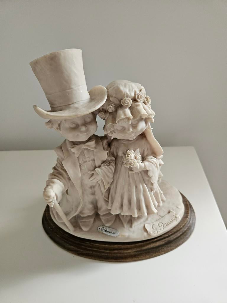 Porseleinen trouwbeeld Armani, Enlèvement