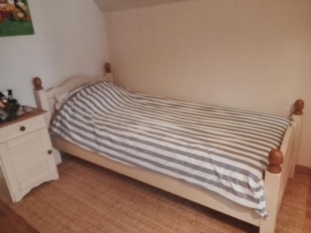 Eenpersoonsbed met nachtkast en matras, Huis en Inrichting, Slaapkamer | Bedden, Ophalen