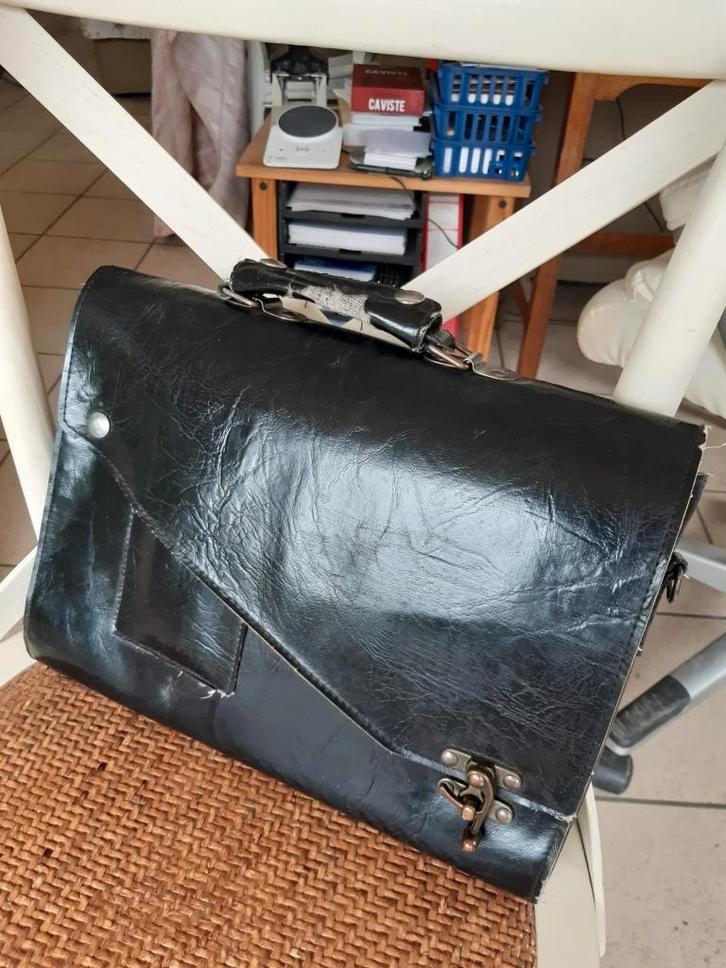 Petit cartable (poignée à refaire), Bijoux, Sacs & Beauté, Sacs | Cartables, Enlèvement ou Envoi