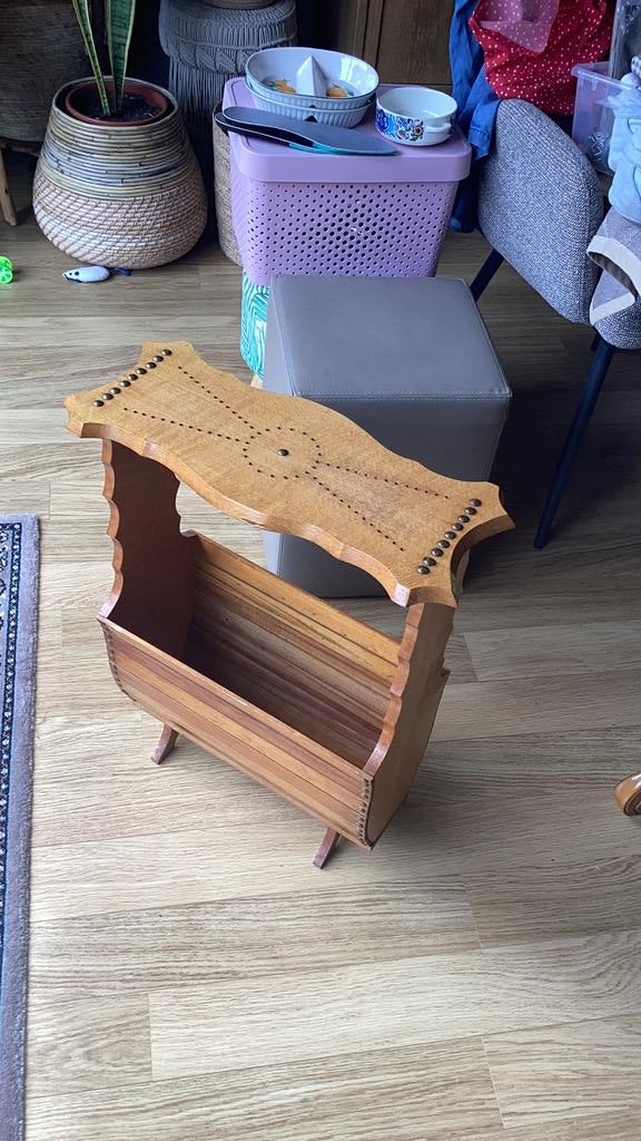 Echt retro kranten/bijzettafeltje, Ophalen, Zo goed als nieuw