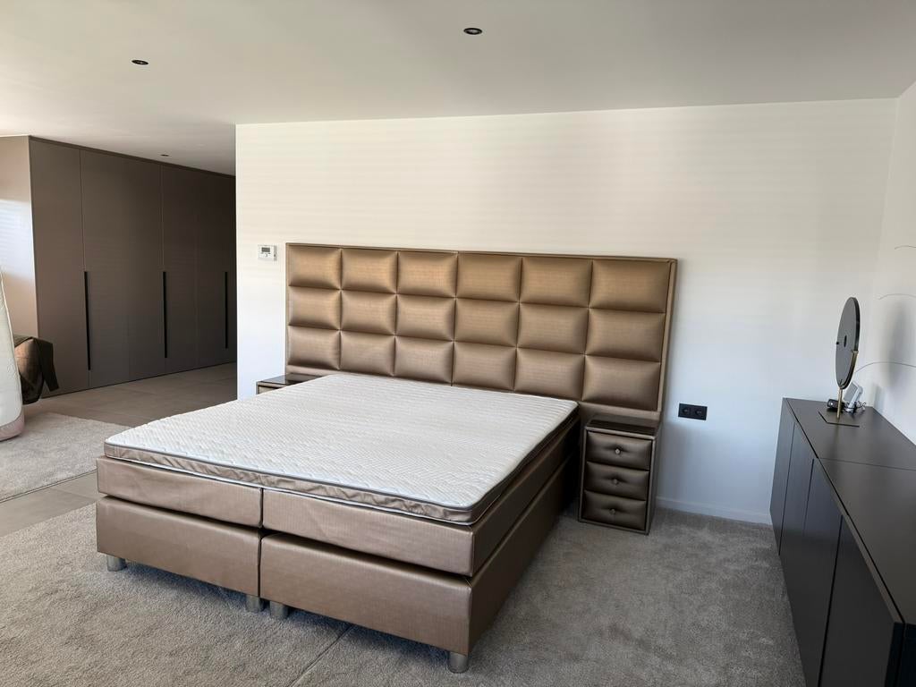 Boxspring bed 180 x 200 cm + 2 nachtkasten en matras, Ophalen, Tweepersoons, Zo goed als nieuw, 180 cm