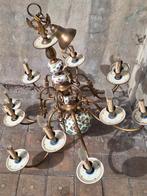 Glorious Large Delft Chandelier en laiton et fleurs en porce, Antiquités & Art, Enlèvement ou Envoi