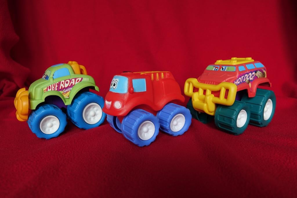 2 monster trucks + brandweerwagen, Kinderen en Baby's, Speelgoed |Speelgoedvoertuigen, Ophalen of Verzenden, Gebruikt