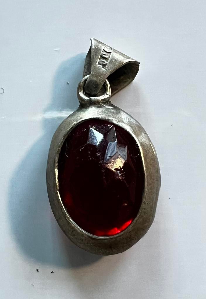 Vintage Zilveren Hanger met Rode Steen, Handtassen en Accessoires, Kettinghangers, Verzenden, Zo goed als nieuw