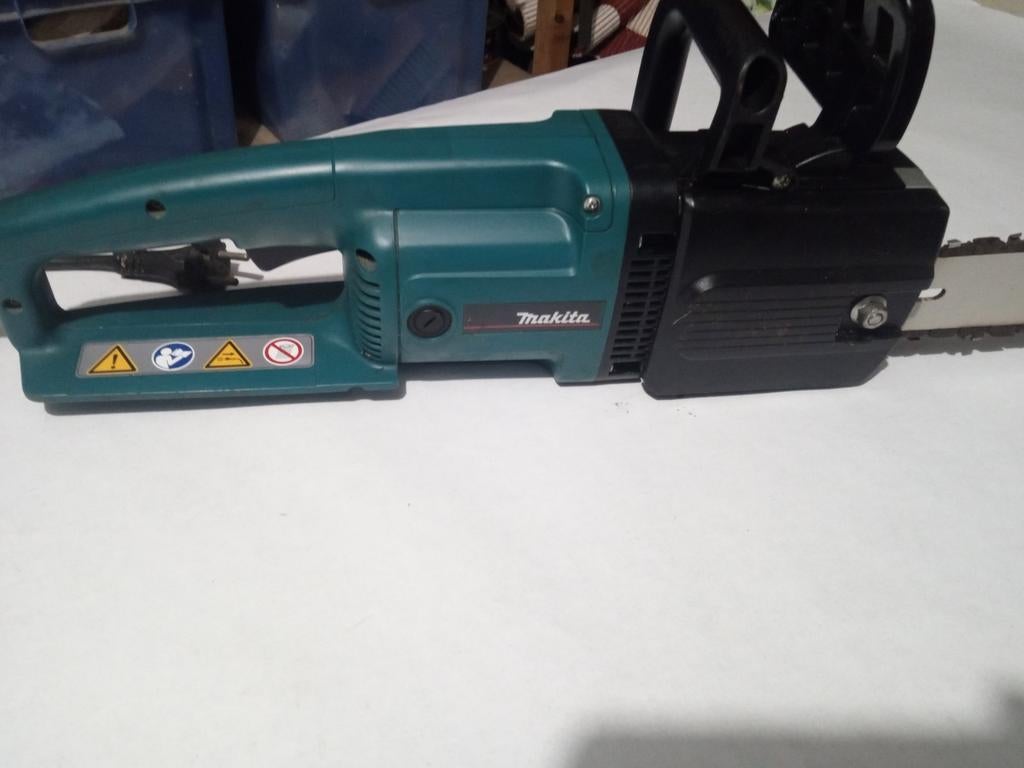 Tronçonneuse électrique Makita, Enlèvement, Tronçonneuse