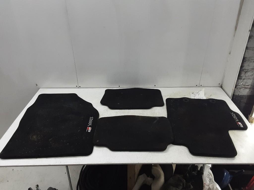 JEU DE TAPIS Toyota Yaris IV (P21 / PA1 / PH1) (01-2020/-), Utilisé, Toyota