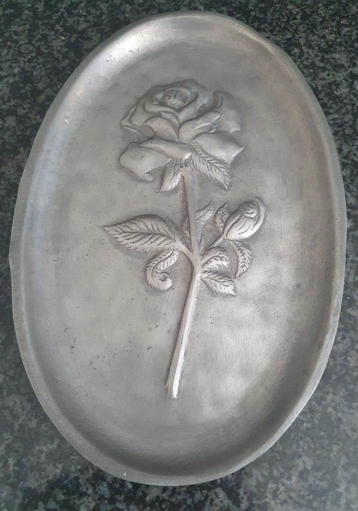 Ovalen tinnen bord met roos uit 92% tin, Antiquités & Art, Antiquités | Étain, Enlèvement ou Envoi