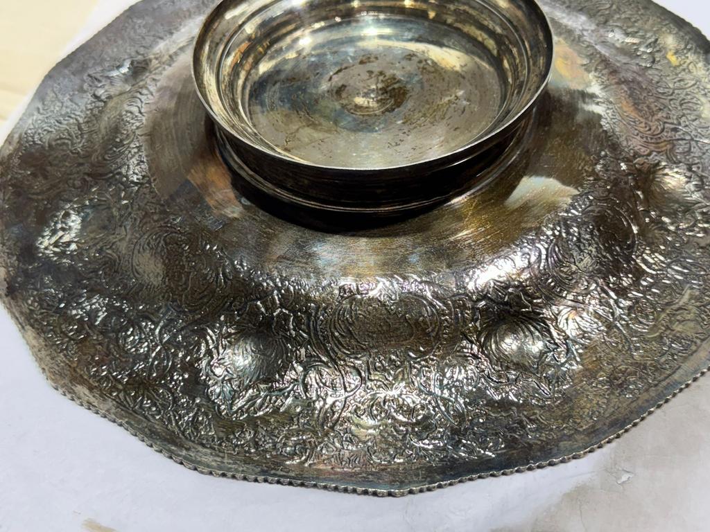 Très beau plateau persan en argent ishafan, Envoi, Argent