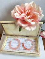 Lucite lichtroze hoepeloorbellen  nieuwstaat, Handtassen en Accessoires, Oorbellen, Ophalen of Verzenden, Zo goed als nieuw, Roze