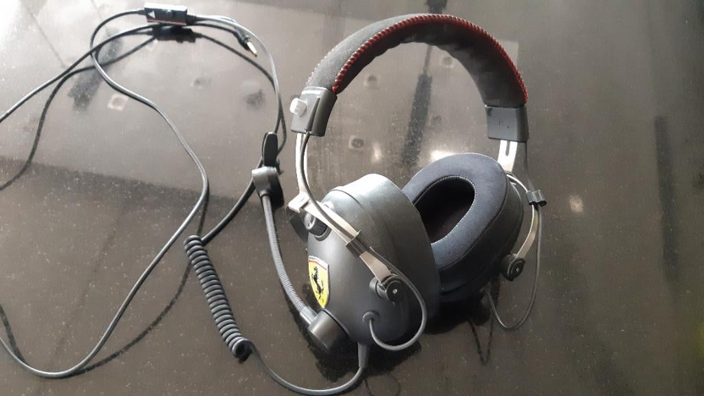 Ferrari koptelefoon Alcantara 3,5 mm jack, TV, Hi-fi & Vidéo, Casques audio, Enlèvement ou Envoi, Comme neuf, Circum-aural, Autres marques