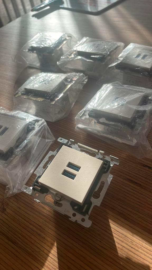 NIKO USB Stopcontact dubbele SMART (nog 10 over), Computers en Software, Processors, Zo goed als nieuw, Ophalen of Verzenden