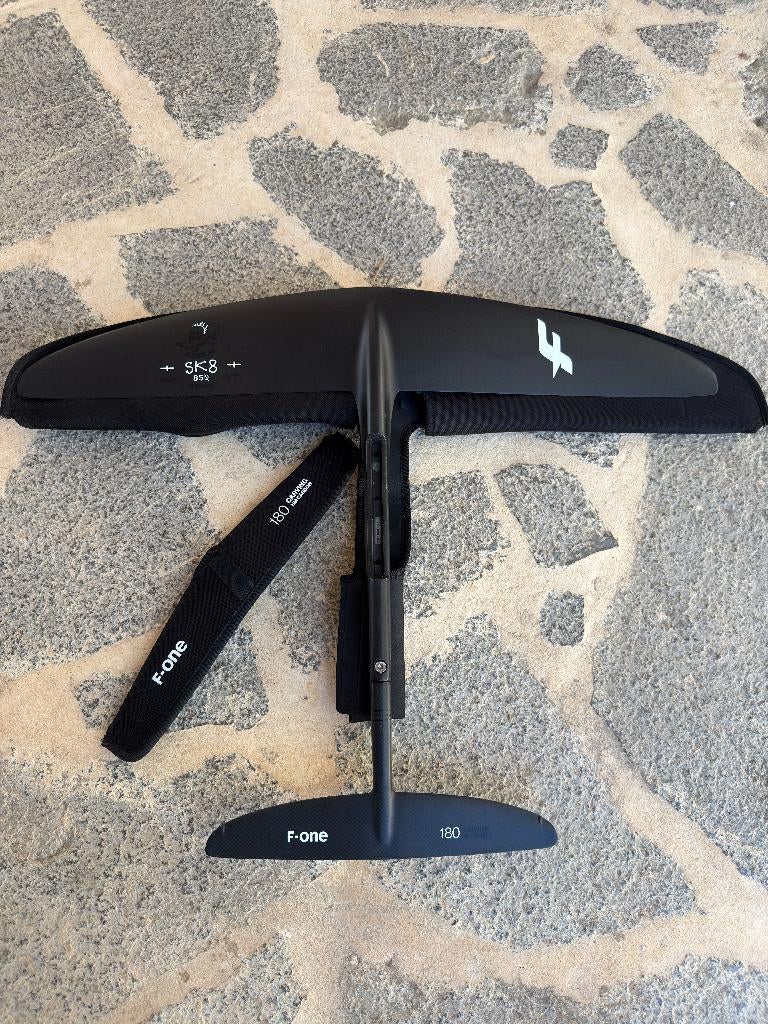 F-One Foil SK8 V1 850 + Stab XXXS 180 arving T1 | Nieuwstaat, Sports nautiques & Bateaux, Aile de surf, Enlèvement, Comme neuf