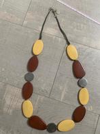 Halsketting geel bruin platte houten stenen leuk, Ophalen of Verzenden, Zo goed als nieuw, Geel, Overige materialen