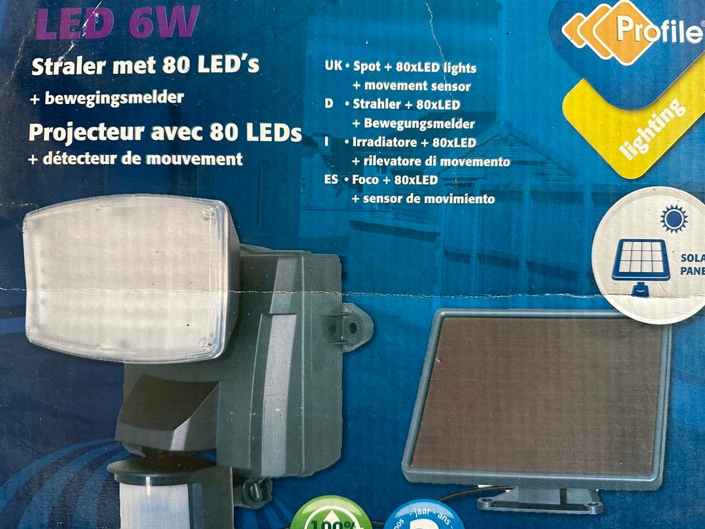 Lampe projecteur LED solaire a detecteur de mouvement, Neuf, 50 à 250 watts, Enlèvement ou Envoi, Batterie