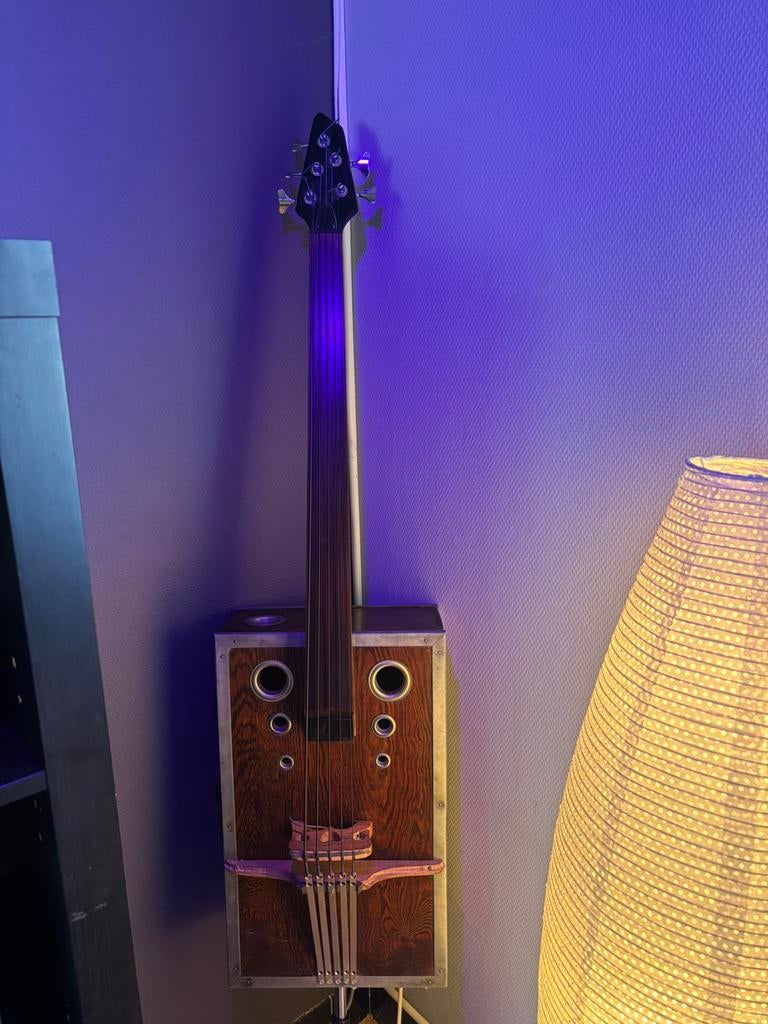 La Contrebassine: een kunstwerk en upcycling, Ophalen