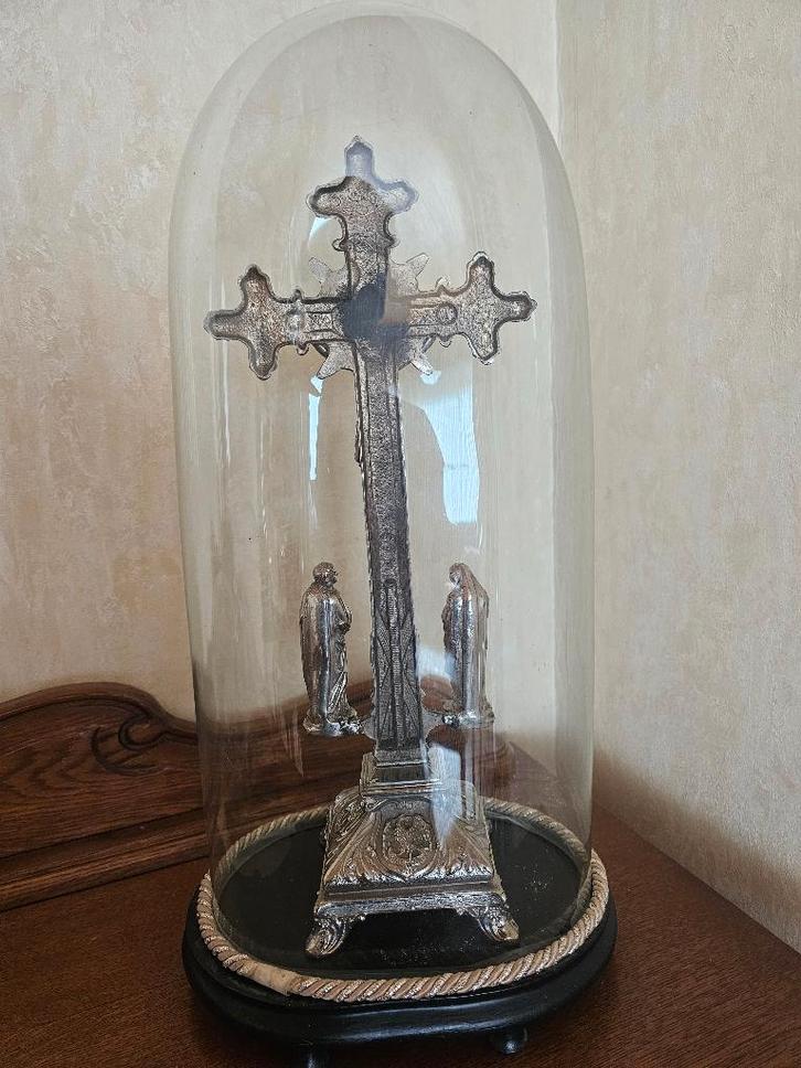 kruisbeeld onder stolpe globe, Antiek en Kunst, Curiosa en Brocante, Ophalen