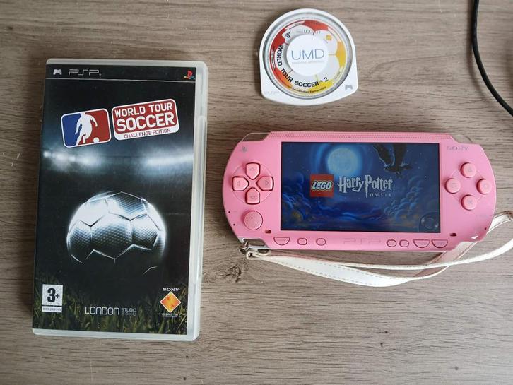 PSP - Console - 1004 - Pink + adapter + 2 games, Games en Spelcomputers, Spelcomputers | Sony PSP, Gebruikt, PSP, Roze, Met games