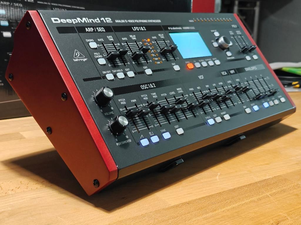 Deepmind 12D analoge synthesizer in uitstekende staat, Muziek en Instrumenten, Overige aantallen, Zo goed als nieuw, Met midi-aansluiting