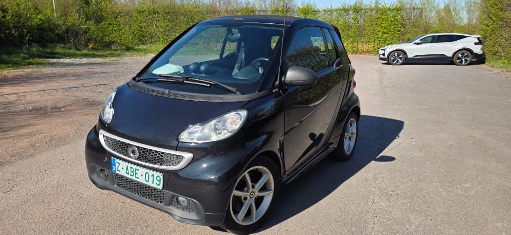 smart for two cabriolet 109000 km IS GEKEURD MET ROOS FOMULI, Auto's, Smart, Euro 5, 4 cilinders, Cabriolet, Zwart