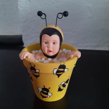 Anne Geddes bijtje in bloempotje  beschikbaar voor biedingen