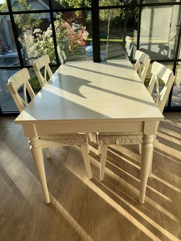Uittrekbare tafel + 4 stoelen Ikea beschikbaar voor biedingen