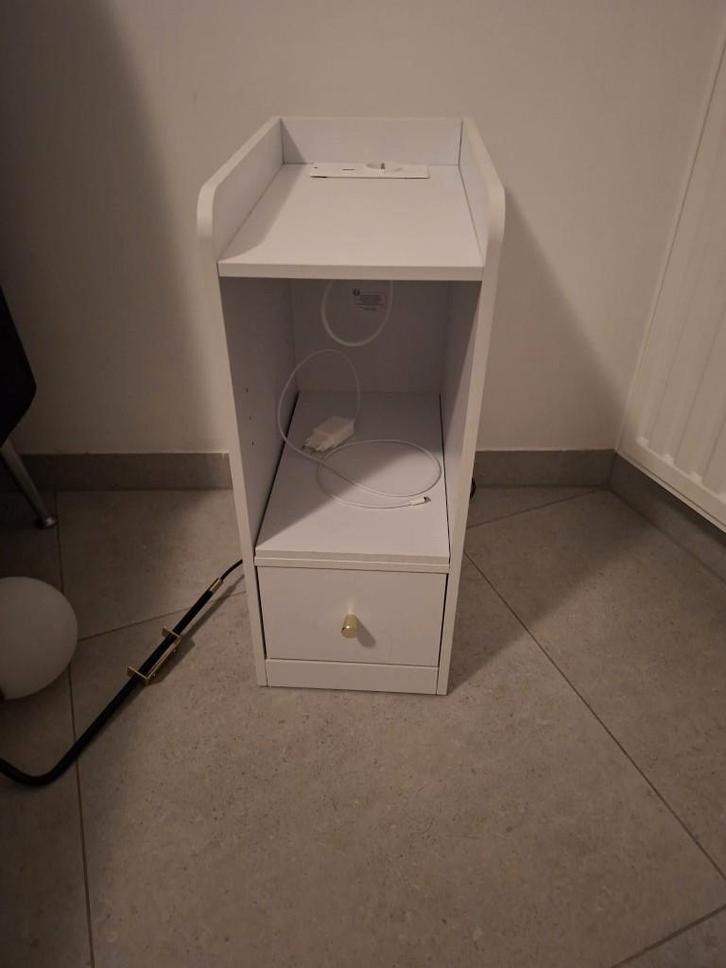 2 nachtkastjes gsm lader, Huis en Inrichting, Slaapkamer | Nachtkastjes, Zo goed als nieuw, 55 tot 70 cm, Minder dan 45 cm, Hout