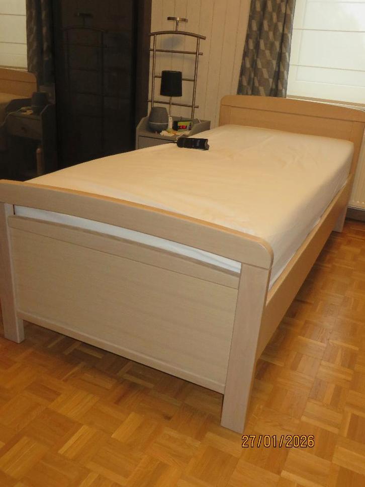 bed 1-pers in lichte eik, weg wegens verhuis, OPTIE genomen, Maison & Meubles, Chambre à coucher | Lits, Comme neuf, Une personne