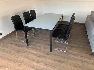 Glazen tafel met inclusief 6 stoelen. beschikbaar voor biedingen