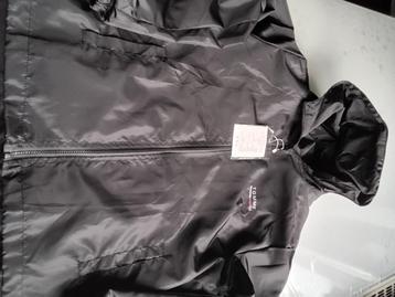 Splinternieuwe regenjas met label aan  beschikbaar voor biedingen