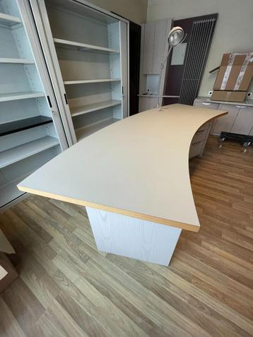 mooi stijlvol bureelmeubel met ladenblokken beschikbaar voor biedingen