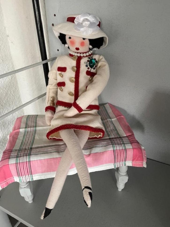 Coco Chanel poupée, Collections, Poupées, Comme neuf, Poupée, Enlèvement ou Envoi