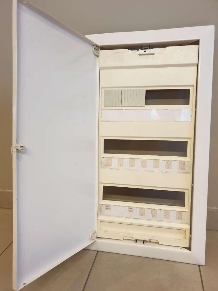Metalen deur elektrische zekeringkast 67,5 x 37,5cm stevig !, Doe-het-zelf en Bouw, Elektriciteit en Kabels, Ophalen